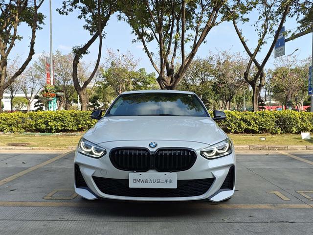 BMW Série 1 120i M Sport Night Edition, modèle 2023, d'occasion certifiée.