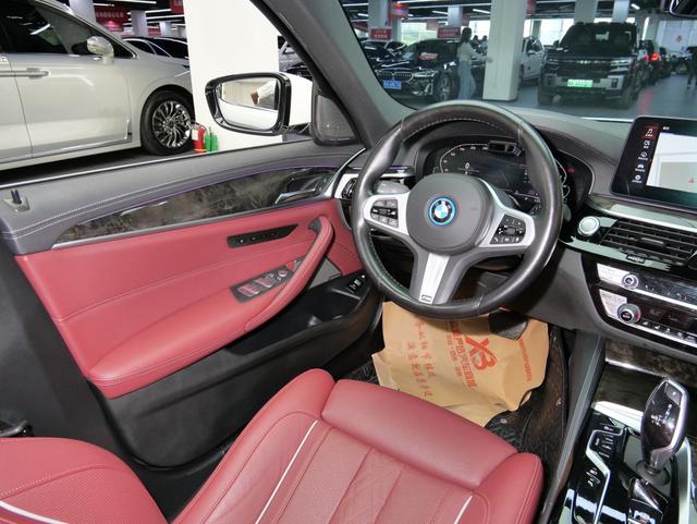 BMW Série 5 hybride rechargeable (PHEV) d'occasion certifiée, modèle 2022 (deuxième restylage), 535Le Pioneer Edition, pack M Sport