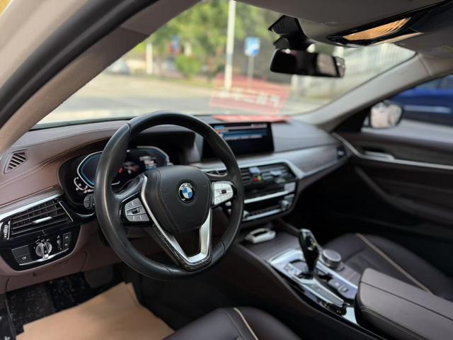 BMW Série 5 PHEV d'occasion certifiée, année 2020, kilométrage amélioré, version 530Le, pack Luxe