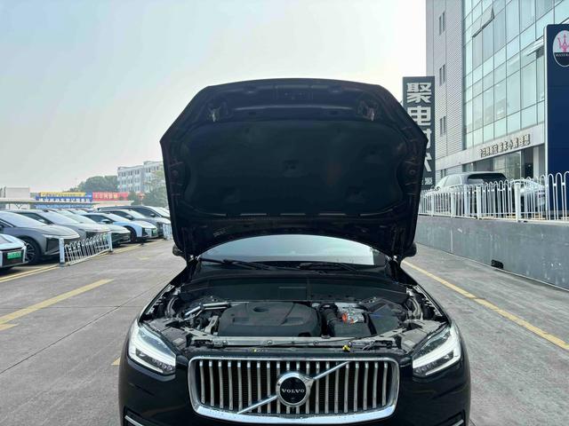 Volvo XC90 PHEV d'occasion certifiée, édition 2022 restylée, hybride électrique T8 Ultimate Luxury, version 7 places