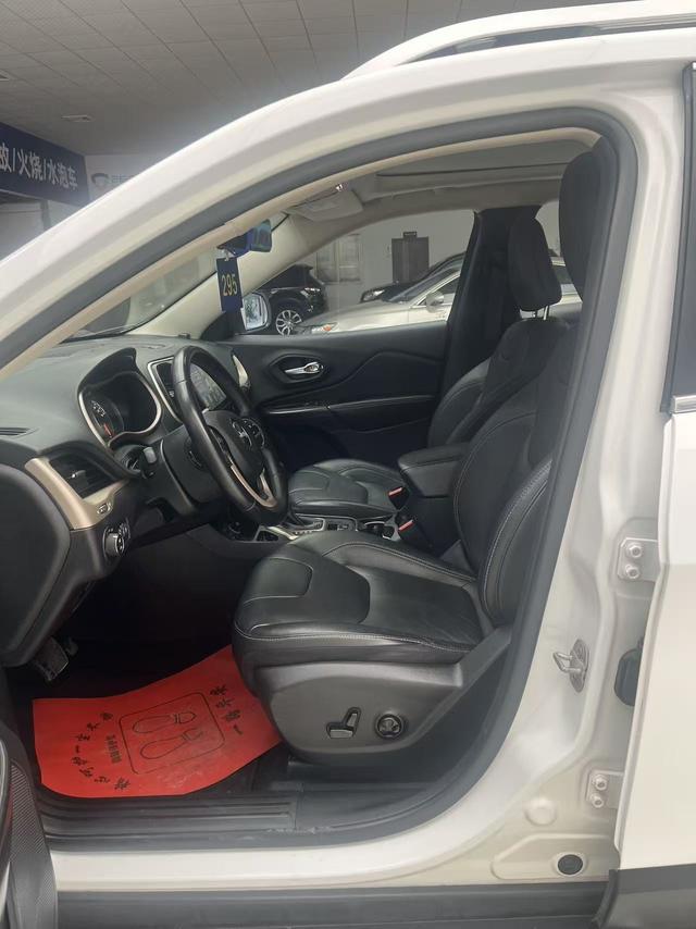 Certificated Pre-Owned Jeep Cherokee 2017 2.4L Leading Edition - u22062156