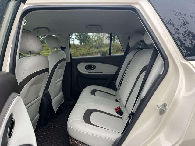 دراجة Yiwei 3 مستعملة موديل 2023، 505 كم، هوائية