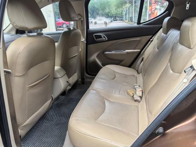 سيارة SAIC-GM-Wuling Baojun 610 موديل 2014، سعة 1.5 لتر، ناقل حركة يدوي، إصدار قياسي، معتمدة كسيارة مستعملة - u21003828