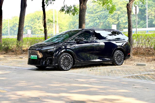 Certificated Pre-Owned XPENG X9 2025 All-Electric 650 Long Range Maxu22131487