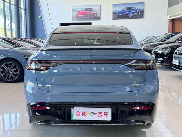 Certificated Pre-Owned Zhijie R7 2024 All-Electric 100kWh Ultra Four-Wheel Drive Version