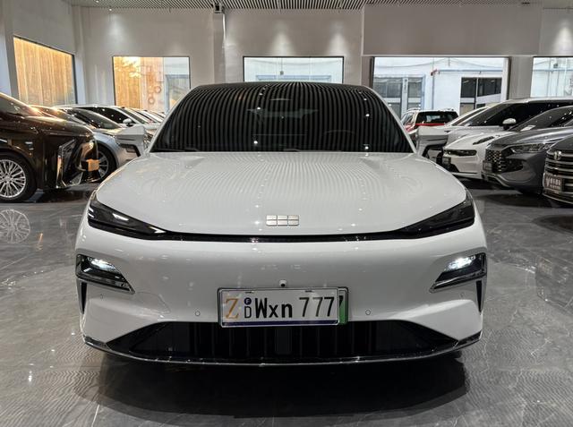 Certificated Pre-Owned Geely Galaxy Xingyao 8 PHEV 2025 Edition 130km EM-i Premium Version