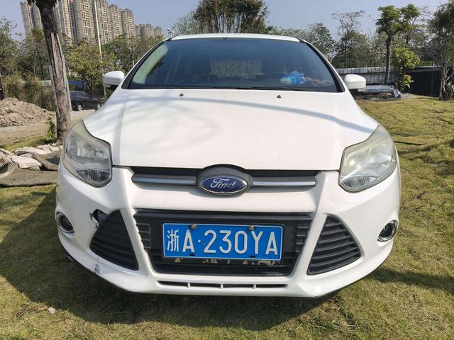 Certificated Used Ford Focus 2012 Model Hatchback 1.6L Automatic Fashionable Type