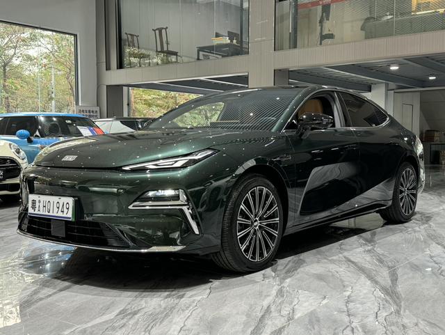 Certificated Pre-Owned Geely Galaxy Xingyao 8 PHEV 2025 Edition 130km EM-i Flagship Version