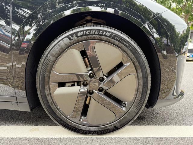 Pre-Owned Li Auto i8 2025 Standard Version