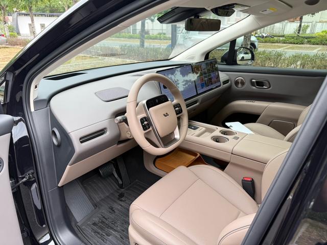 Pre-Owned Li Auto i8 2025 Standard Version