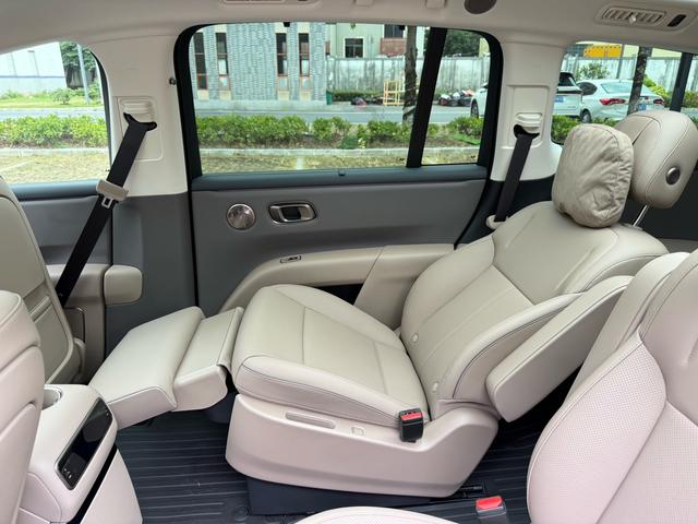 Pre-Owned Li Auto i8 2025 Standard Version