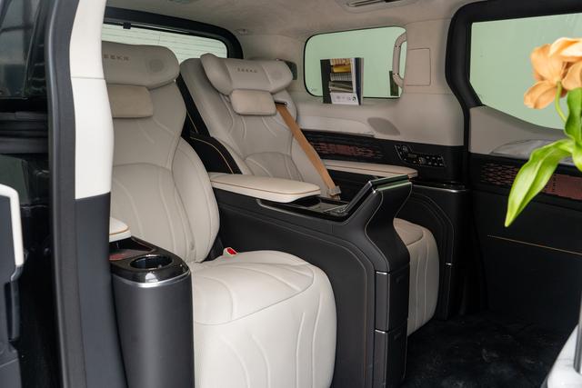 Pre-Owned ZEEKR 009 2024 Model Guanghui 4WD 108kWh