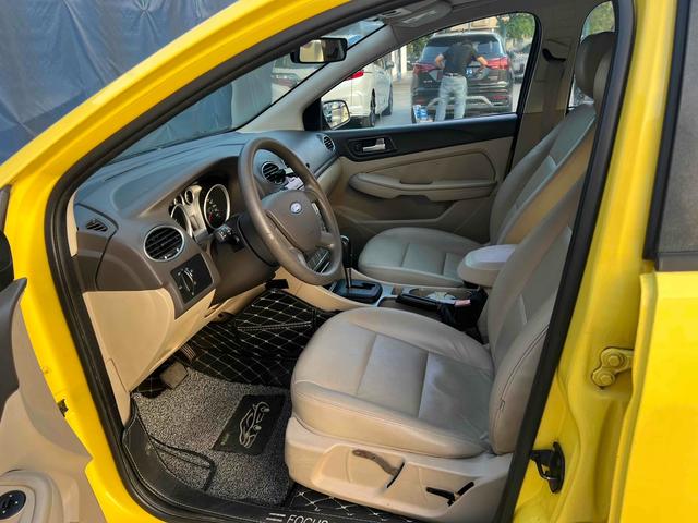 Certificated Used Ford Focus 2011 Model Hatchback 1.8L Automatic Fashionable Type