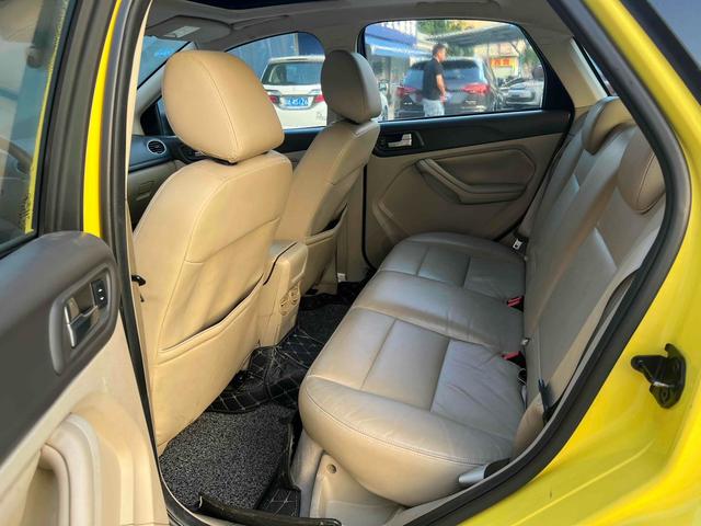 Certificated Used Ford Focus 2011 Model Hatchback 1.8L Automatic Fashionable Type