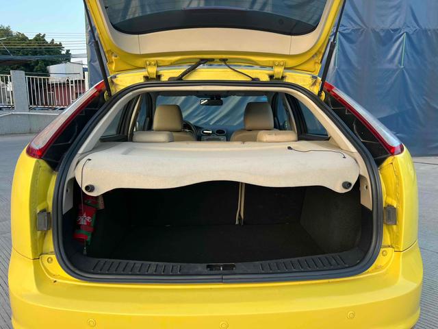 Certificated Used Ford Focus 2011 Model Hatchback 1.8L Automatic Fashionable Type