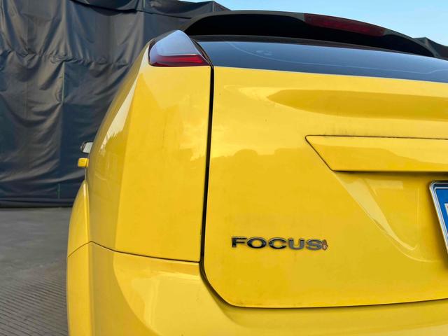 Certificated Used Ford Focus 2011 Model Hatchback 1.8L Automatic Fashionable Type