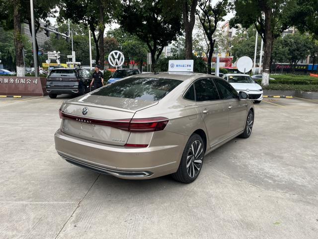 Certificated Pre-Owned SAIC Volkswagen Passat 2022 330TSI Luxury Edition -u23724312