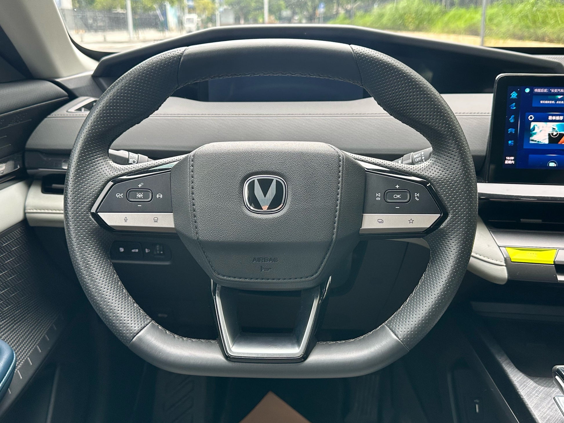 2023 Changan UNI-V iDD 1.5T Electric Three-Clutch 113km Zhiku -CG1702566