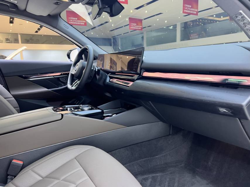 2025 BMW 5 Series 525Li M Sport Package -CG1708510