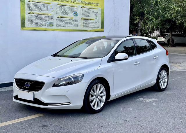 Certificated Pre-Owned Volvo V40 2016 T3 Inscription Edition - u21827177
