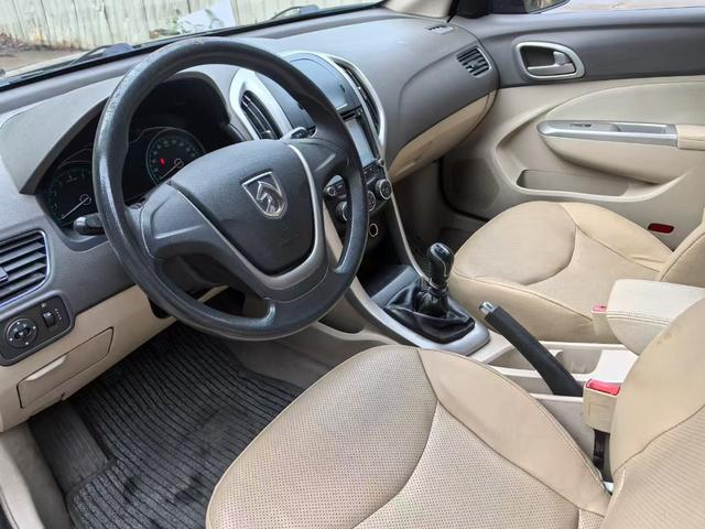 سيارة SAIC-GM-Wuling Baojun 610 موديل 2014، سعة 1.5 لتر، ناقل حركة يدوي، إصدار قياسي، معتمدة كسيارة مستعملة - u21003828