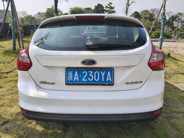 Certificated Used Ford Focus 2012 Model Hatchback 1.6L Automatic Fashionable Type